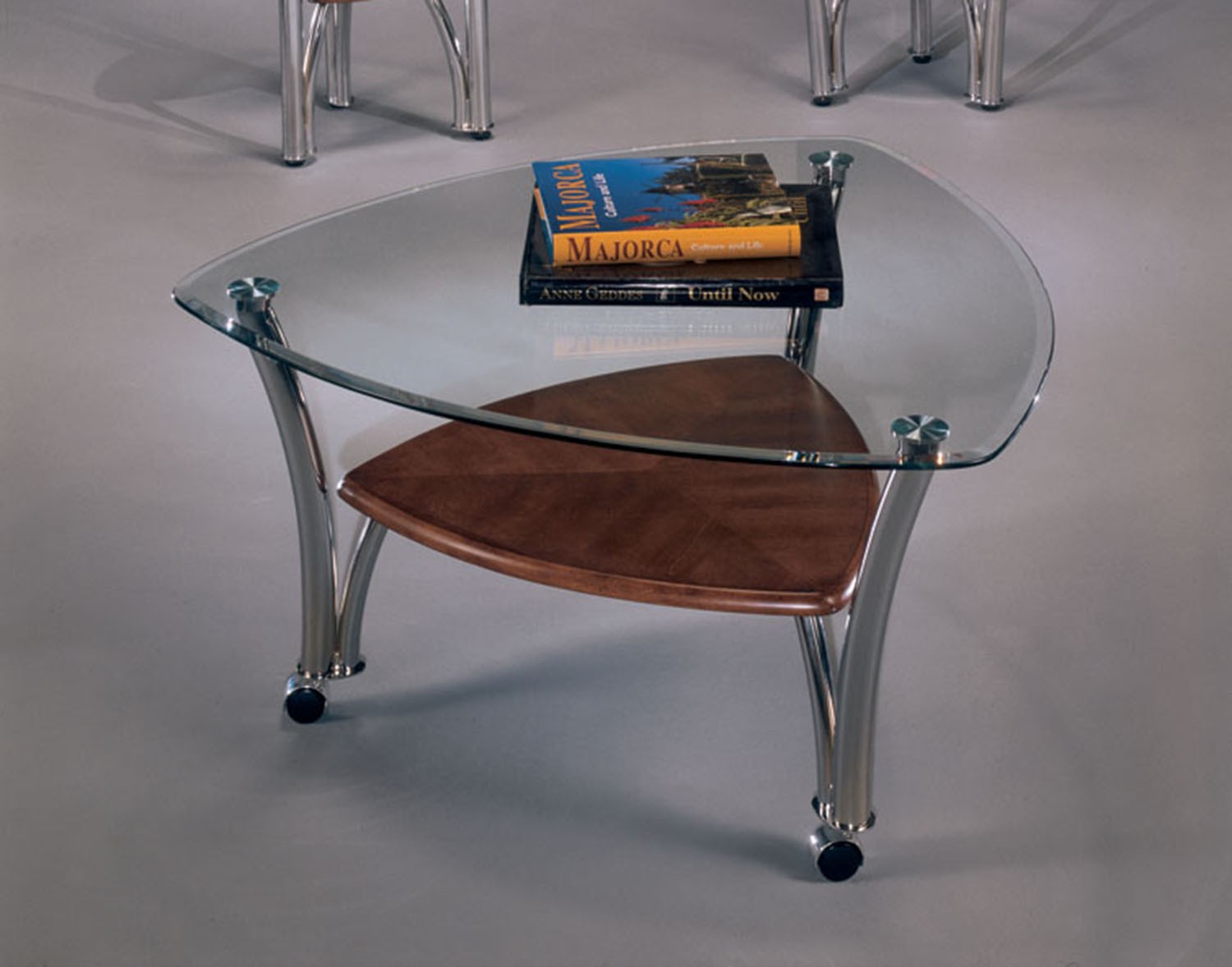 Стеклянный журнальный столик на колесиках